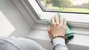Střešní okna jsou zvenčí oplechovaná a chráněná před nepříznivými povětrnostními vlivy, přesto čas od času vyžadují vaši pozornost. Gumové těsnění postupně ztrácí pružnost, závěsy potřebují promazat a prachový filtr na ventilační klapce volá po vyprání. (Zdroj: VELUX)