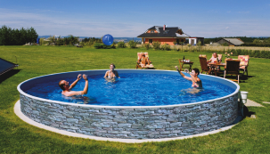 Novinkou na trhu jsou bazény Azuro Vario s elegantním vnějším dekorem kamene. (Zdroj: Mountfield)