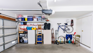 Úložných prostor není v domě nikdy dost, proto k ukládání sportovního náčiní, žebříku, štaflí a podobně přijde vhod i prostor garáže. Více místa získáte zavěšením věcí na zeď.