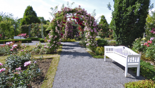 Mlatové povrchy jsou hojně používány ve veřejných parcích (zde největší růžový park v Evropě – Sangerhausen). Okraje cest jsou lemovány neviditelným obrubníkem z ocelové pásoviny.