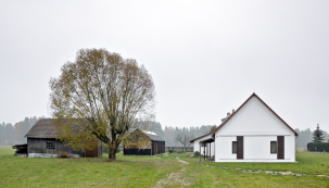 Staré hospodářství bylo s architektovou pomocí přeměněno na pohodlné moderní bydlení, které si přesto zachovalo svůj původní venkovský ráz.