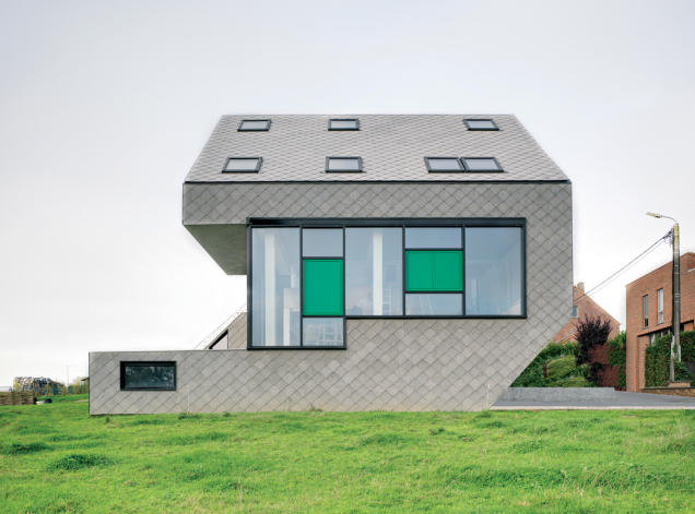 Belgie. Pasivní rodinný dům s kompaktní kostrukcí charakteristickou pro tento typ staveb. V objektu byla využita střešní okna FTT U8 Thermo se součinitelem prostupu tepla Uw=0,58 W/m2K. (Zdroj: FAKRO)