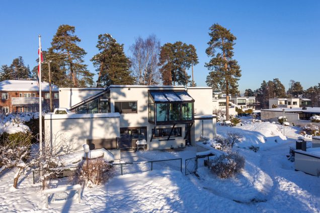 Zimní zahrada se nachází na přední straně prvního patra domu; zatížení se přenáší na základy domu prostřednictvím diagonálních podpěr (systém Schüco CMC 50 s panely SageGlass® v modré barvě ve střešní části). (Zdroj: Schüco CZ)