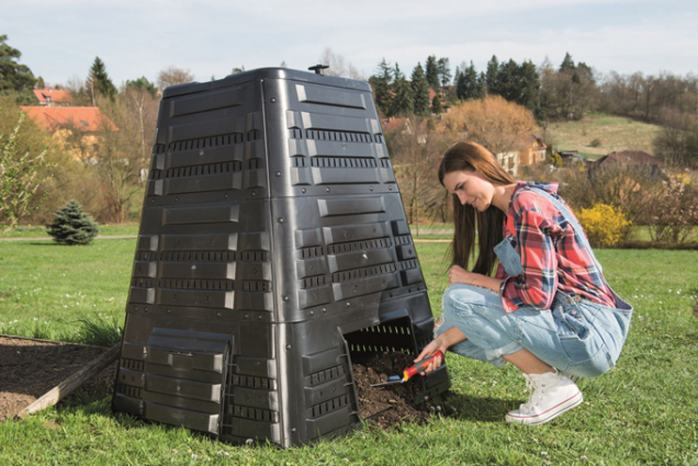 Kompostér K 700 pojme až 720 litrů biomasy. Je opatřen víkem s panty pro otevírání jednou rukou a otočným ventilem, sloužícím k regulaci prostupu vzduchu. V patě naleznete boční dvířka pro vyjímání uzrálého kompostu. (Zdroj: Mountfield)