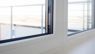 Kvalita okna se mimo jiné pozná podle jeho izolačních vlastností. Nekvalitní okna se špatnými izolačními vlastnostmi nebo těsněním se dříve či později negativně projeví na pohodlí v domácnosti i na výdajích za vytápění. Odborníci na okna a okenní profily ze společností VEKA a OKNOTHERM určili 7 klíčových kritérií, podle kterých může každý vybrat taková okna, jež žádnou domácnost nezklamou. (Zdroj: VEKA)