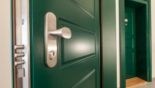 Na váš prázdný domov číhá nebezpečí. Může lákat zloděje, kteří vám na váš návrat mohou přichystat nemilé překvapení. Jak tomu zabránit? Pořiďte si bezpečnostní dveře. (Zdroj: NEXT)