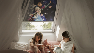 Hledáte účelné a zároveň pěkné stínění do dětského pokoje? Inspirujte se zcela zatemňujícími, pohádkovými roletami VELUX z kolekce Disney. (Zdroj: VELUX)
