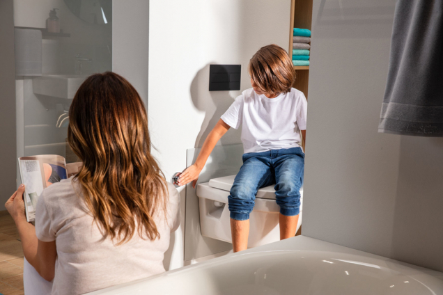 Výška WC má významný vliv na pohodlí. Dětem například více vyhovuje, když je WC níže. Předstěnový systém Viega Prevista v provedení s nastavitelnou výškou umožňuje WC keramiku posunout až o osm centimetrů nahoru nebo dolů. (Foto: Viega)