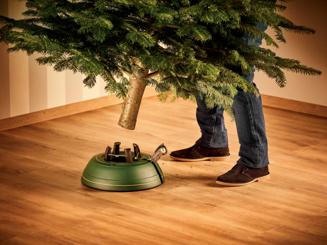Postavení vánočního stromku (Zdroj: Hornbach)