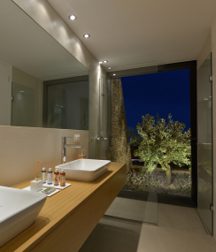Velkorysé výhledy na okolní olivový háj z koupelny: otvíravě-sklopné okno Schüco AWS 70 BS.HI. (Zdroj fotografií: Schüco, Konstantinos Thomopoulos)