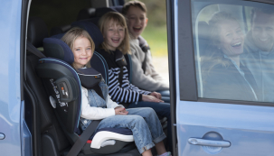 Modré potahy autosedaček BeSafe iZi Flex i-Size Blue Legacy jsou vyráběny z recyklovaných plastových lahví vylovených z oceánů (Zdroj: Babypoint)