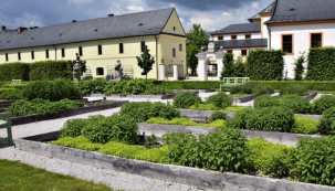 Bylinková zahrada v Kuksu v sobě nese především odkaz hraběte Františka Antonína Šporka, který zde nechal v celém areálu zámeckého parku vybudovat jedinečné architektonické a krajinářské dílo prolínající se s volnou krajinou