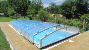 Trvalé zastřešení bazénu je vkusným, a hlavně funkčním řešením většiny běžných problémů, spojených s jeho údržbou a používáním. (Zdroj: Alupo)