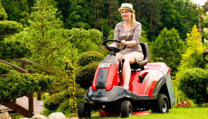 Rider XF 140 HD se výkonově řadí už mezi zahradní traktory, pořád si však zachovává kompaktní rozměry a skvělou obratnost riderů. (Zdroj: Mountfield)