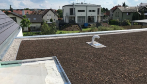 V části domu, kde je plochá střecha se instaloval systém zelené střechy, tedy substrát s integrovanými rostlinkami, které časem vytvoří krásnou architektonickou část zeleného prostřední na domě, a to v místech terasy (zdroj: Wienerberger)