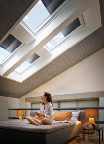 Venkovní rolety VELUX zachytí až 97 % tepla ze slunečního záření a udrží tak v interiéru příjemné klima. Zároveň umí zcela zatemnit místnost pro nerušený spánek kdykoli během dne (zdroj: VELUX)