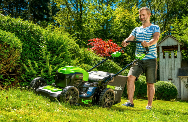 Výkonem, šířkou záběru 46 cm, kovovým šasi a bohatou výbavou připomíná AKU rotační sekačka Greenworks GD40 LM46 SP 40 V výkonné stroje benzinové, náklady na provoz jsou přitom několikanásobně nižší