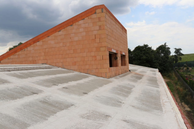 Beton se během prvních dnů po betonáži vlhčí vodou. Před dostatečným zatvrdnutím betonu ve spárách je potřeba zamezit pohybu panelů např. vlivem zatížení stavebním materiálem