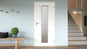 Bílé dveře CLARA MASONITE s 3vrstvým HQ lakem (typ Linea) se satinovaným skleněným pruhem uprostřed dveří v bílém rámečku (variantně v černém nebo hliníkovém)