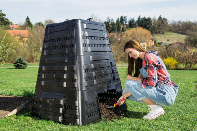 Kompostér K 700 pojme až 720 litrů biomasy. Je opatřen víkem s panty pro otevírání jednou rukou a otočným ventilem, sloužícím k regulaci prostupu vzduchu. V patě naleznete boční dvířka pro vyjímání uzrálého kompostu (zdroj: Mountfield)