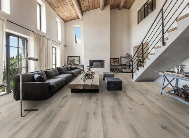 Dřevěná podlaha Kährs v obývacím pokoji - tmavě šedá (zdroj: KPP)