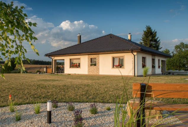 Stavební systém Porotherm je ideální pro svépomocnou stavbu domu. Cihly jsou dokonale vybroušené a vzájemně se spojují lepidlem nebo maltou (zdroj: Wienerberger)