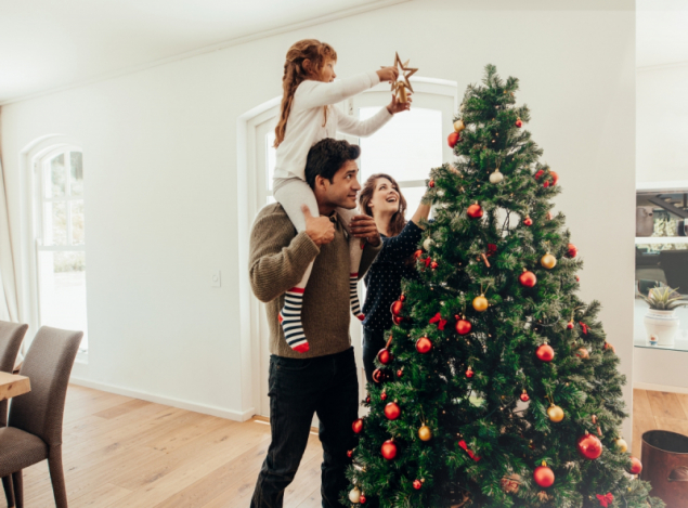 Rodina u vánočního stromečku (zdroj: Shutterstock)