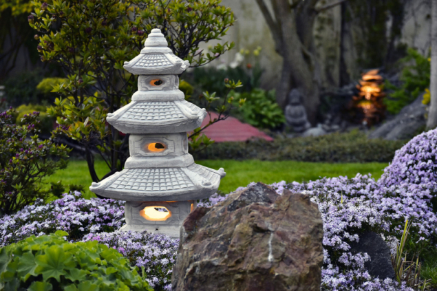 Zakázková výroba nevšedního dekorativního osvětlení v podobě japonské lampy. Orientální zahradní prvky jsou dnes oblíbeny u mnoha majitelů zahrad
