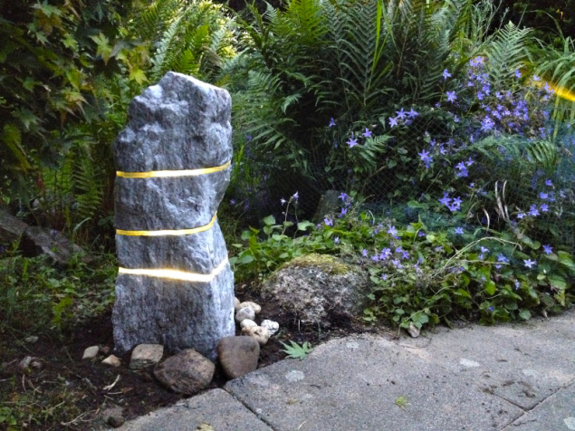 Svítící kámen – solitérní zahradní světelný objekt vyrobený z přírodního lomového kamene kombinovaného s vrstvami skla