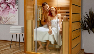 Luxusní infrasauna Pandora s kabinou z exotického cedrového dřeva s elegantním a vzdušným designem. Skleněné průčelí přirozeně propojuje saunu s interiérem v harmonický celek (zdroj: Mountfield)