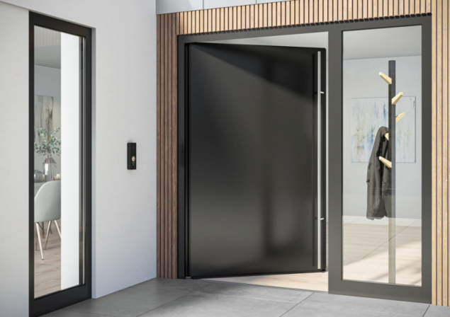 Dveřní systém Schüco AD UP (Aluminium Door Universal Platform) s bezbariérovým zapuštěným prahem zajišťuje snadný přístup a zároveň splňuje standardní požadavky na vchodové dveře, jako je vodotěsnost a propustnost vzduchu (zdroj: Schüco CZ)