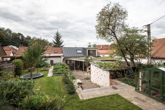 Rekonstrukce rodinného domu v bývalé dělnické kolonii (foto: Pavel Barták, Kamkabinet)