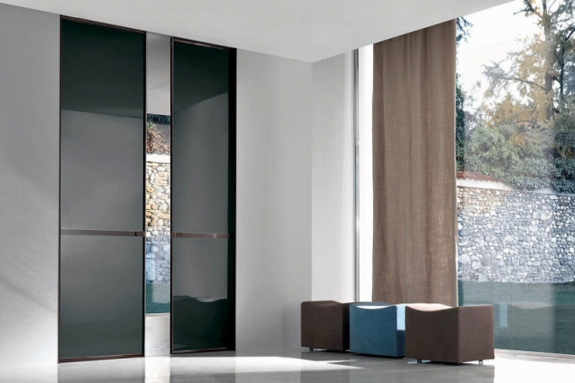 Celoskleněné dveře Wave z designového skla Matelux Dark Grey skvěle ladí s barevným pojetím celého interiéru v italském rodinném domě (FRATELLI LONGHI, ©AGC Glass Europe)