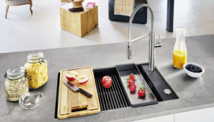 Fragranitový dřez Kubus 2KNG 110­62 lze vybavit praktickými vyjímatelnými doplňky. Rozměry 760 x 460 mm, hloubka 200 mm (Franke, www.franke.com)
