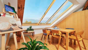 Topná skla ve spojení s velkoplošným posuvným oknem Solara dodávají pražskému bytu nebývalý komfort, prostornost a radost z výhledů. Technologie topných skel je zajímavá mimo jiné i proto, že kompenzuje tepelné ztráty bytu přímo v místech fasádních a střešních oken