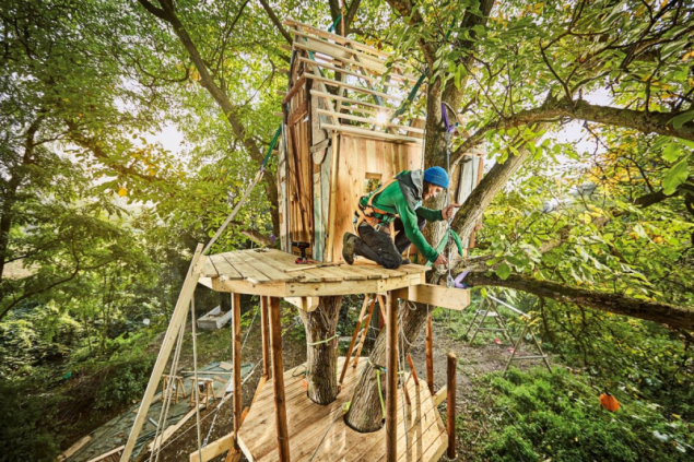 Stavba domku na stromě (zdroj: Hornbach)