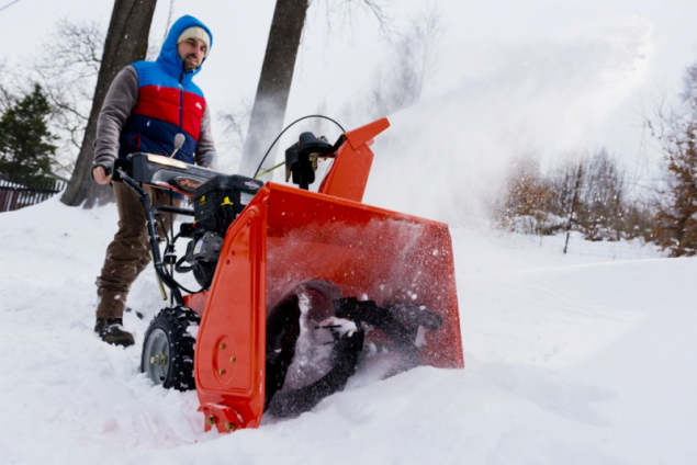 Když jde do tuhého, povolejte do akce dvoustupňovou benzinovou frézu Ariens Deluxe 24. Více na www.mountfield.cz