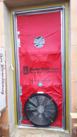 Blower door test (zdroj: HELUZ)