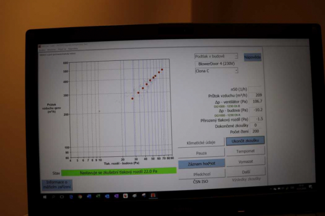 Blower door test (zdroj: HELUZ)