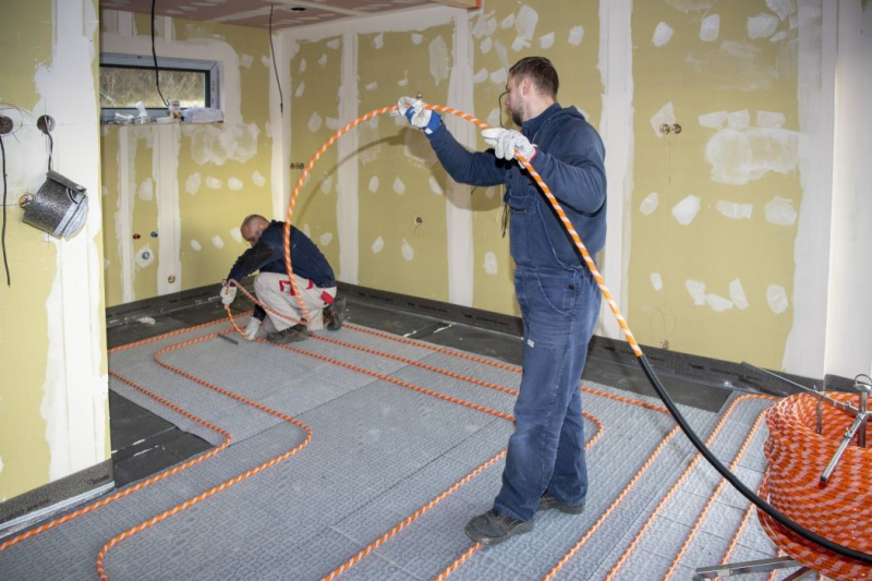 Podlahové vytápění – rychlá pokládka (zdroj: REHAU)	