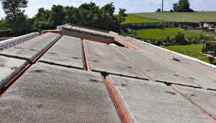 Těžká střecha HELUZ využívá odolných masivních keramobetonových panelů. Tato konstrukce nepotřebuje fólie ze strany interiéru ani minerální vlnu do roštu. Panely se kladou na štítové, obvodové a vnitřní nosné stěny rovnoběžně s okapovou hranou