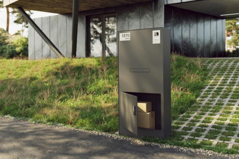 Modul, který umí ušetřit váš čas je FULL – box na ukládání balíků. Nevadí, že nejste doma, stačí dát doručovací firmě kód a o víc se nemusíte starat. Modul disponuje poštovní schránkou, číslem popisným a přípravou na zvonek a vchodovou skrytou kameru (zdroj: JAP FUTURE)