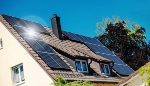 Fotovoltaika na střeše domu (zdroj: iStock)