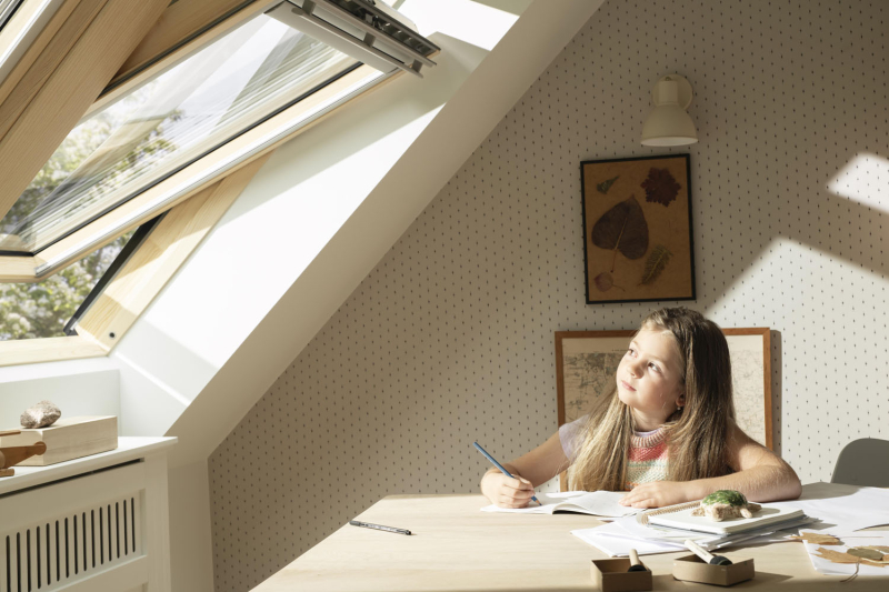 Cenově dostupná střešní okna VELUX s integrovaným motorem