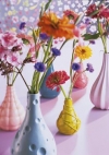 Směs letních květů vynikne ve vázách pastelových barev a rozmanitých tvarů.