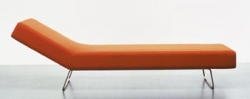 Sofa Loop je celočalouněné, potah je nesnímatelný, nohy - matný nerez, v provedení látka stojí 80 751 Kč, v kůži 103 643 Kč. Sofa Loop je celočalouněné, potah je nesnímatelný, nohy - matný nerez, v provedení látka stojí 80 751 Kč, v kůži 103 643 Kč.