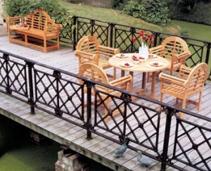 Nad podlouhlým zahradním jezerem můžete vybudovat molo sloužící i jako most.