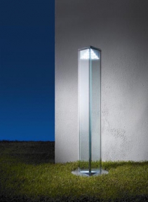 Svítidlo Euclide, designér M. A. Arnaboldi, z čirého skla je vysoké 1 m. Cena 97 475 Kč (ETNA-IGUZZINI).