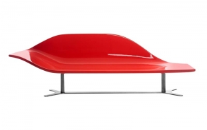 Darling sofa (Serralunga), 230 x 74 x v. 83 cm, podnož chrom, skořepina plast, cena 50 456 Kč, KONSEPTI.