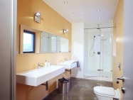 V koupelnách jsou použity speciální voděodolné nátěry v příjemných teplých tónech.